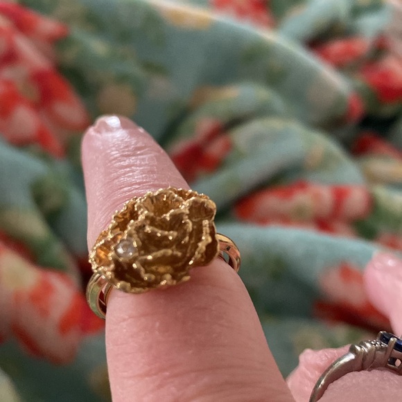 Avon gold adjustable ring. Flower with diamond accent - Picture 5 of 5